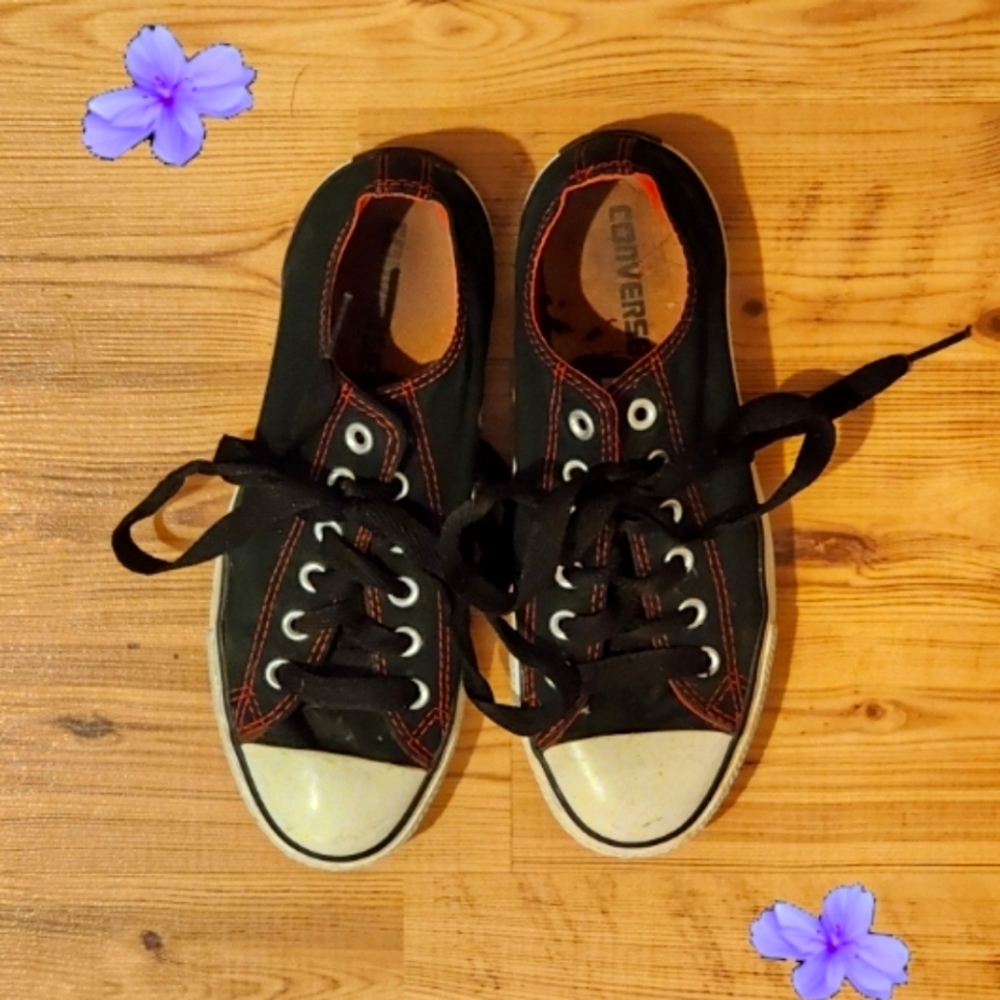 CONVERSE ALLSTARS - UNISEX - LOW TOP - BLACK/WHITE/RED TRIM - MEN 6/WOMEN 8